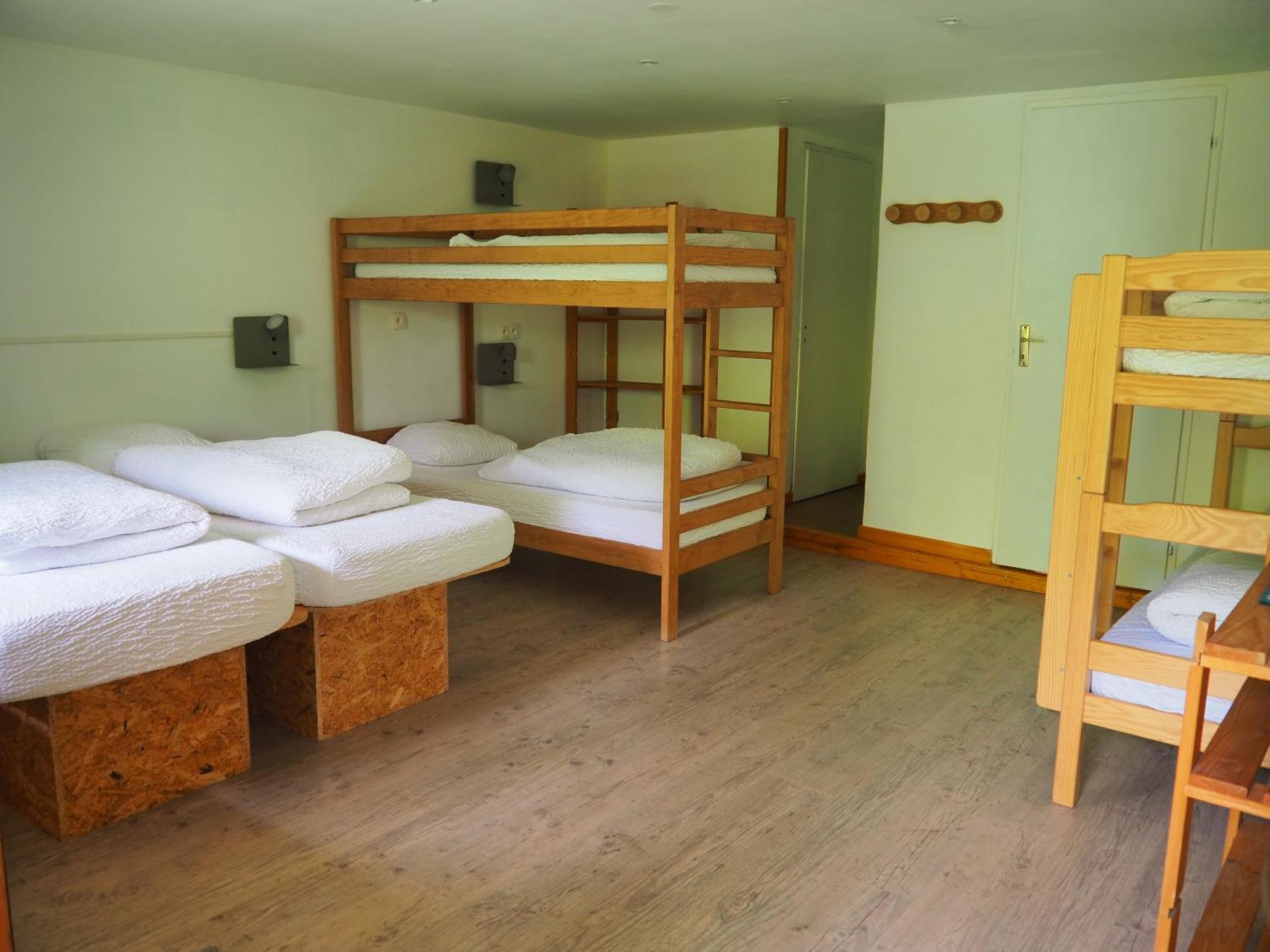 Auberge De Jeunesse Hi Ла Клусаз Екстериор снимка