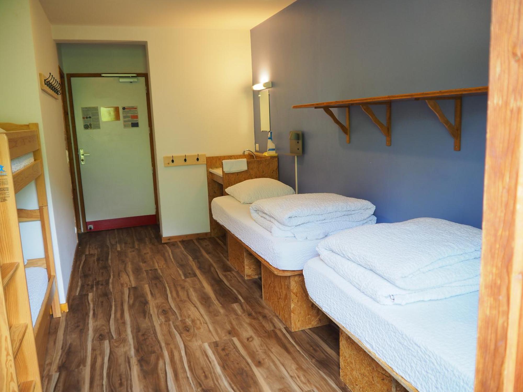 Auberge De Jeunesse Hi Ла Клусаз Екстериор снимка